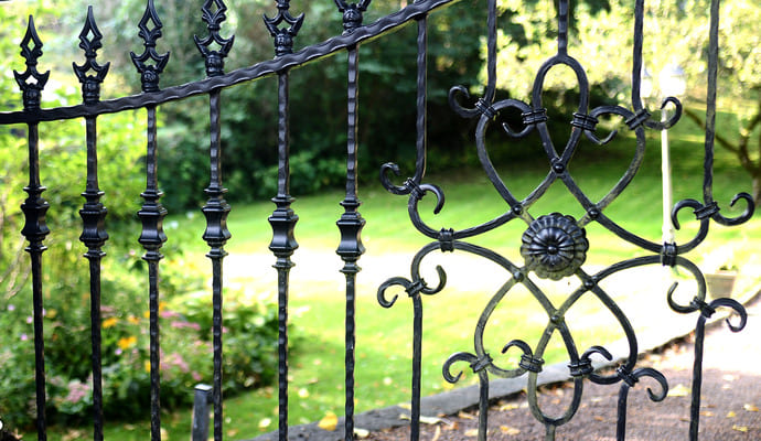 smidesgrind med motiv smidesmotiv i grind