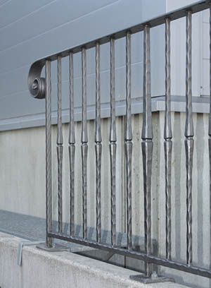 Hamrad stav och ändstav i smidesräcke