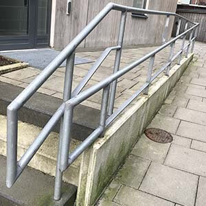 räcke byggt med färdigalvade rördelar och sedan kallgalvat felaktigt