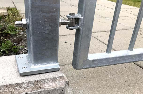 Bild på rostfritt justerbart gångjärn i monterat utförande på grind