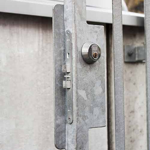 Lshus monterat i grind, galvad med lskista