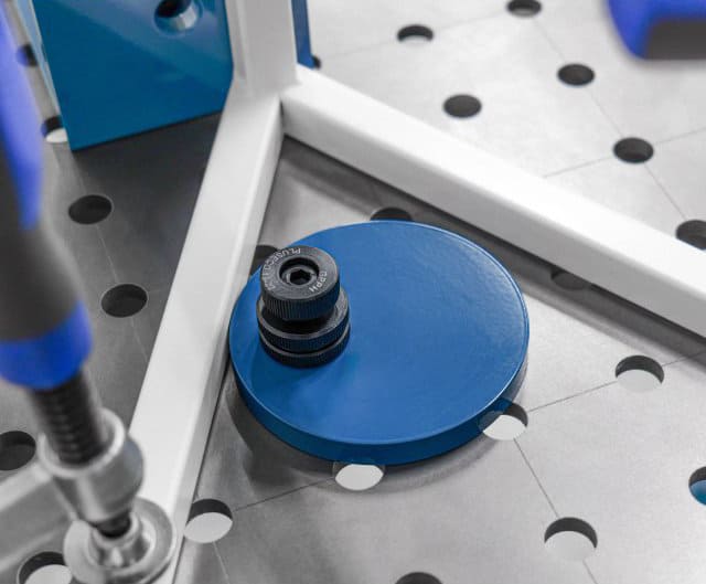 Disk för fixering av arbetssycken vid svetsbord