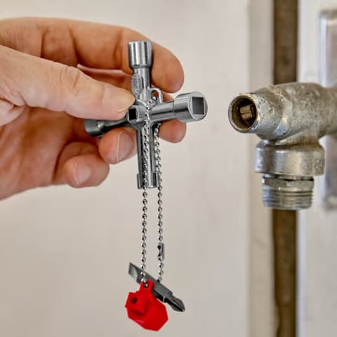 med vattenlåsnyckel