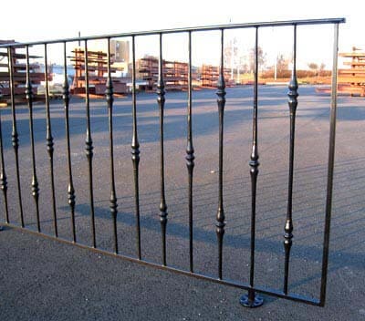 Sektion av smidesräcke producerat av rundhamrad stabv med ornament