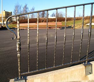 Kraftigt smidesräcke utomhus med dekorativt avslut