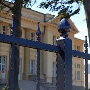 Staket i stål med smidestopp