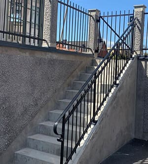 Ledstång i trappa utomhus